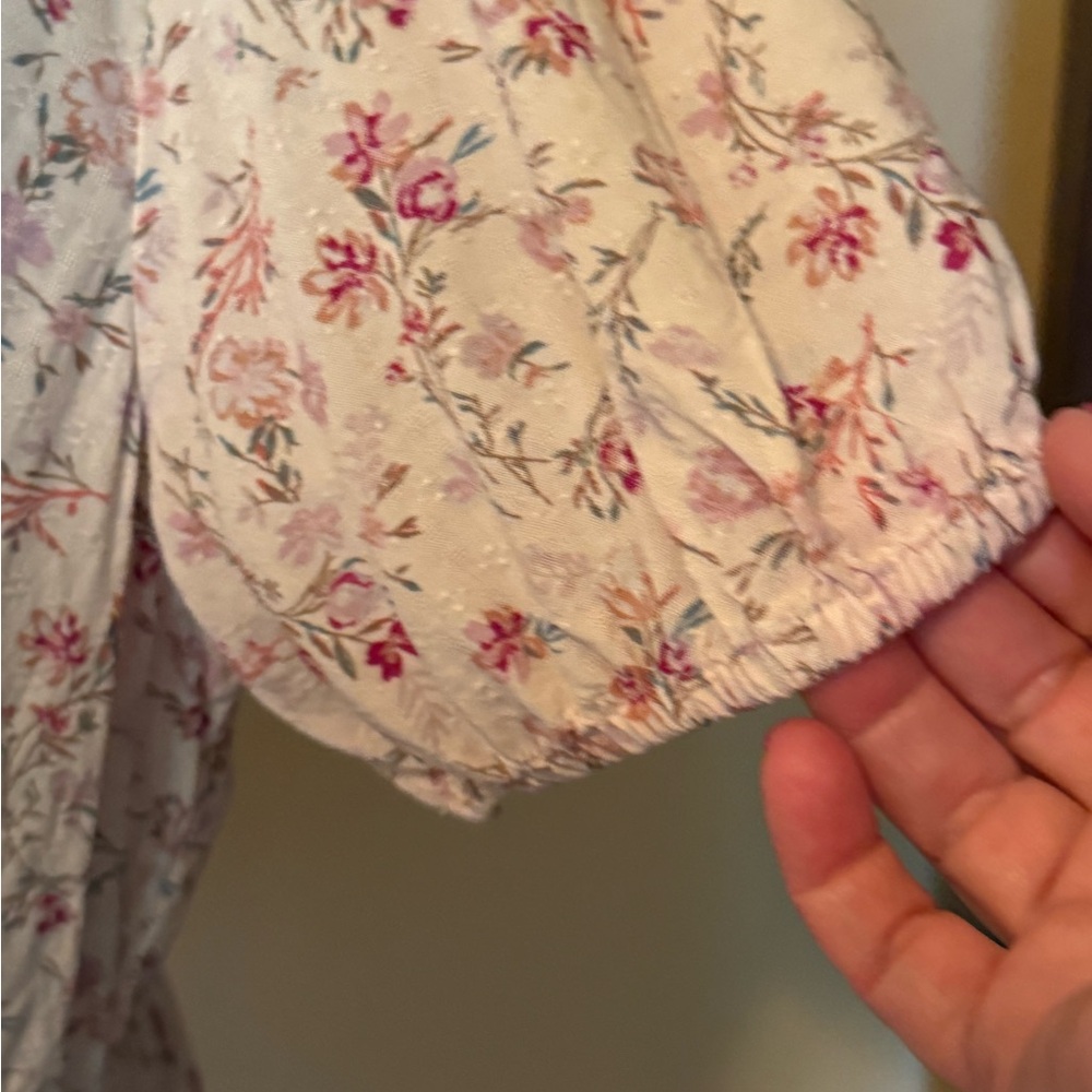 Lucky Brand v-neck floral top - Picture 3 of 9